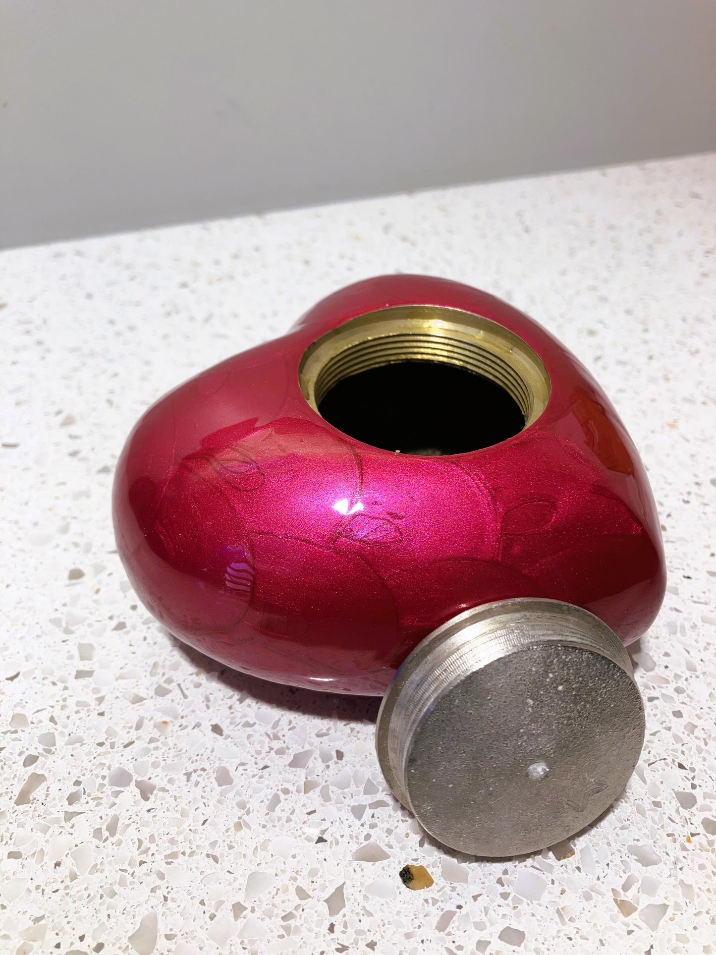 Umutima Heart Keepsake Ashes Urn-Pet Urn for Ashes-Cremation Urns- The cremation urns for ashes and keepsakes for ashes come in a variety of styles to suit most tastes, decor and different volumes of funeral ashes.